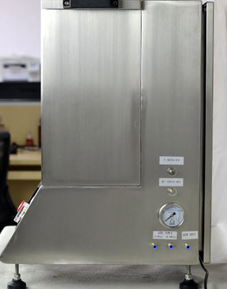 Mặt bên phải thiết bị kiểm tra độ kín nắp chai